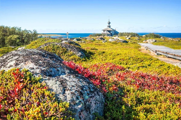聖アンドリュー教会ザヤツキー諸島の最初の呼ばれ 苔むした石や豊かな植生 — ストック写真