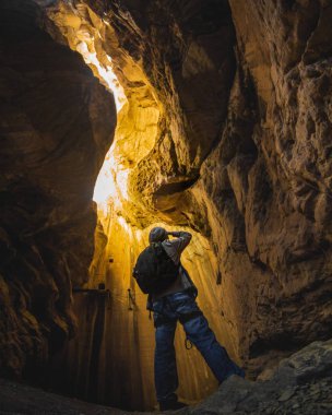 Mağaranın İçindeki Bir Çatlaka Bakan Arkası Olan Bir Adam
