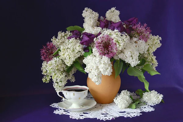 Stillleben Blumen Vasen Beeren Früchte — Stockfoto