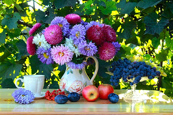 Stillleben Blumen Vasen Beeren Früchte — Stockfoto