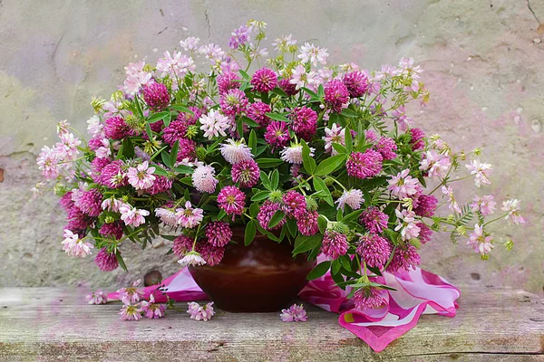 Stillleben Blumen Vasen Beeren Früchte — Stockfoto