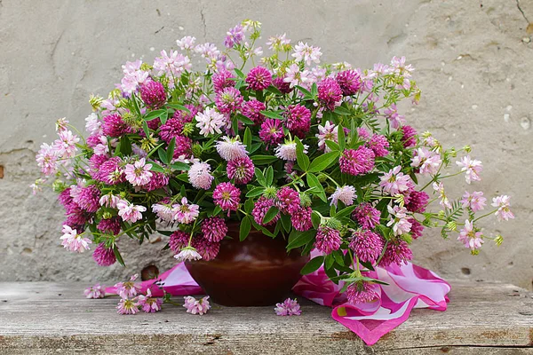 Stillleben Blumen Vasen Beeren Früchte — Stockfoto