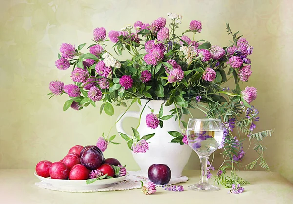 Stillleben Blumen Vasen Beeren Früchte — Stockfoto