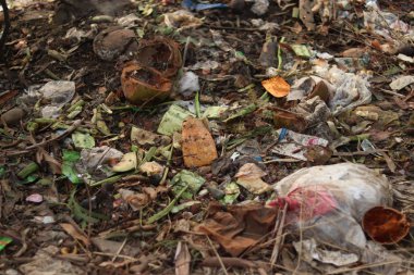 Kirli alanlar atık malzemeler, plastik torbalar ve diğerleri ile dolu.