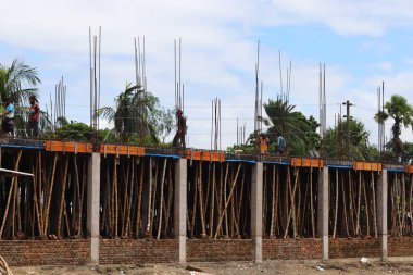 İşçiler şantiyede çalışıyor.