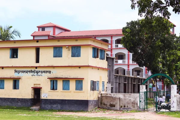 Singra Damdama Pilot Okulu Ve Kolej binaları arka taraftan