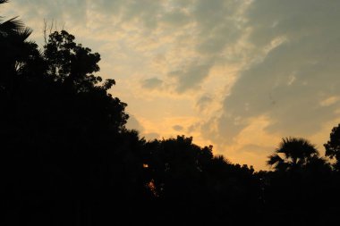 Akşam görünümü - güzel turuncu akşam gökyüzü.