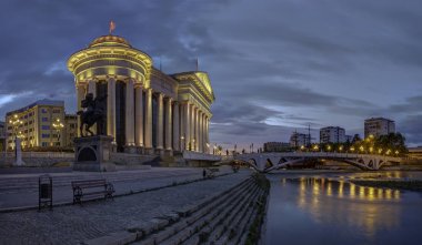 Üsküp'te Vardar Nehri şafakta