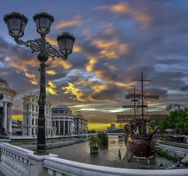 Nascer Sol Sobre Rio Vardar Centro Skopje — Fotografia de Stock