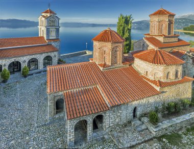 Ohri Gölü çevresindeki Saint Naum Manastırı'nın havadan görünümü