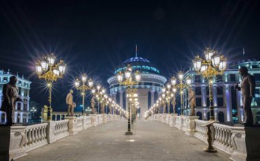 Üsküp şehir merkezinde yaya köprüsünün gece manzarası