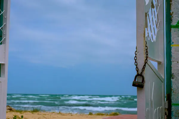 Puerta Hierro Con Cerradura Oxidada Que Conduce Una Playa Abandonada — Foto de Stock