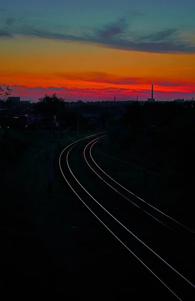 在红色夕阳的映入国距离的铁路 — 图库照片