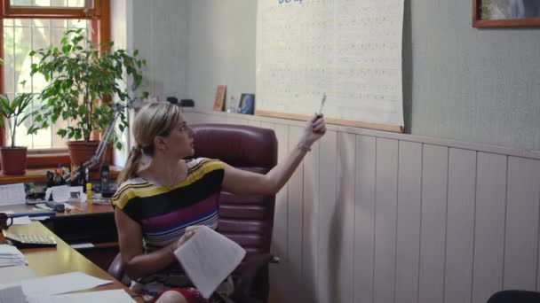 Dívčí Šéf Kanceláři Zobrazuje Diagram Uvádí Instrukce — Stock video