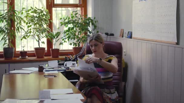 Sekretářka Dívky Kanceláři Nosí Dokumenty — Stock video