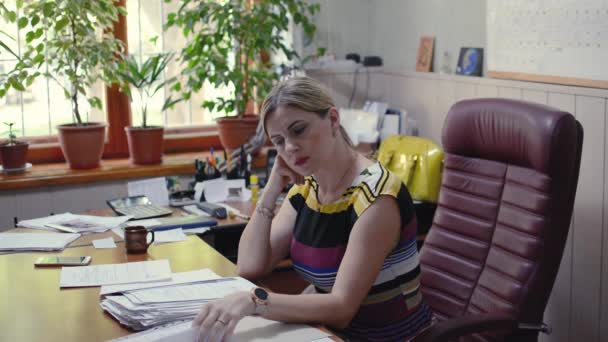 Cansada Chica Oficina Delante Montón Documentos — Vídeos de Stock