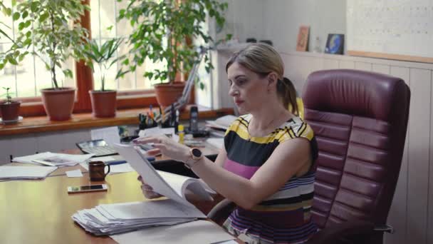 Olycklig Office Girl Undersöker Dokument — Stockvideo