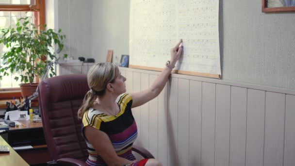 Das Mädchen Büro Schaut Auf Das Diagramm Der Wand — Stockvideo