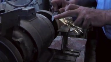 Adam emery makinede bir bıçak biler