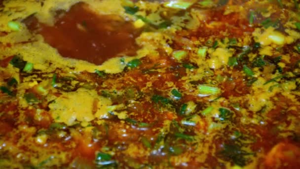 Cuisiner des aliments sains. Soupe avec des verts fait bouillir sur le poêle .