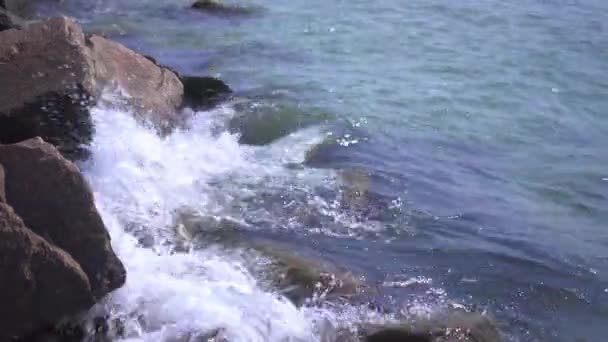 Sea Surf Golven Raken Rotsen Zeekust Spetter Water — Stockvideo