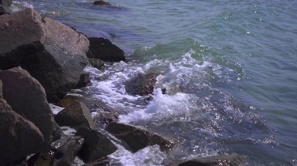 Surf de mare. Valurile au lovit stâncile. Coasta mării. Apă stropitoare . — Fotografie, imagine de stoc