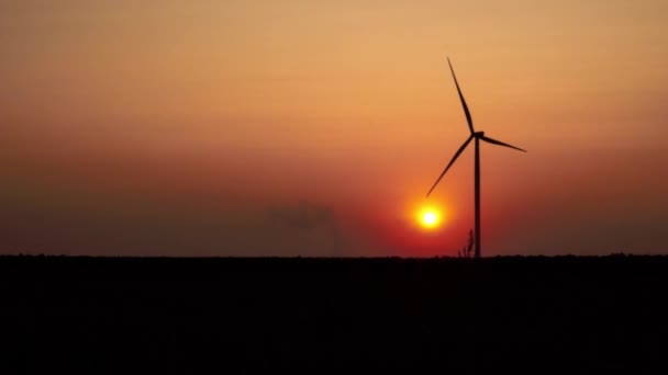 风力涡轮机农场在美丽的紫色傍晚山景 绿色生态世界的可再生能源生产 夜山风磨农场公园的鸟瞰图 横向飞行 — 图库视频影像