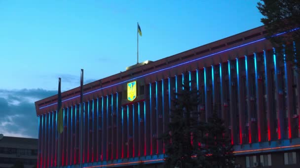 Κοντινό Κομμάτι Της Σημαίας Στον Άνεμο Κοινοβούλιο Της Ουκρανίας Κτίριο — Αρχείο Βίντεο