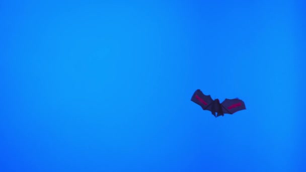 Воздушный Змей Летит Голубом Небе Развиваясь Против Голубого Неба Облаков — стоковое видео