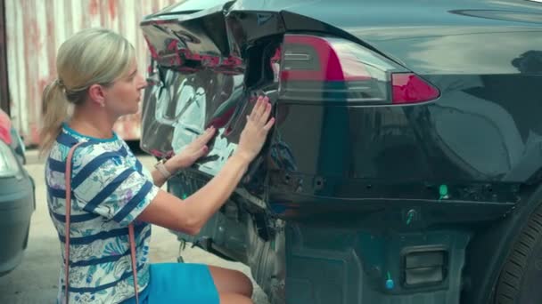 Een Meisje Inspecteert Een Gebroken Auto Een Ongeval Achterbumper Van — Stockvideo