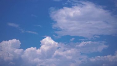 Öğleden sonra güneşi ile timelapse bulutlar üzerinde uçan. Sorunsuz döngülü animasyon. Güzel lens parlamaile hareketli cloudscape ile Uçuş. Hava yoluyla seyahat ediyor. Sinema, arka plan için mükemmel