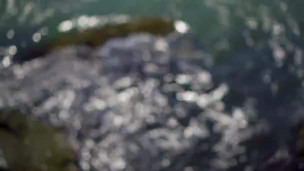 Bokeh Zonneschijn Weerspiegeld Het Wateroppervlak Zonnestralen Flikkeren Waterstroom Glinsterende Zeegolven — Stockvideo