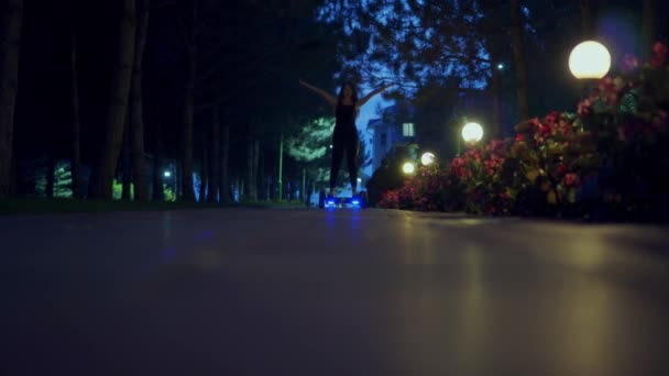 Uma Menina Montando Uma Scooter Giroscópio Noite Acendeu Luzes Parque — Vídeo de Stock