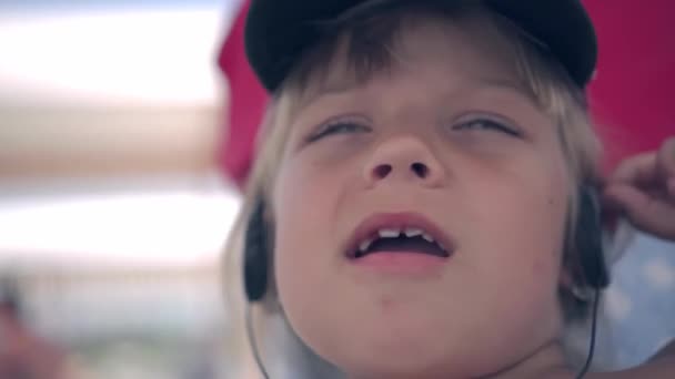 Portrait Une Jeune Jolie Petite Fille Mignonne Écoutant Musique Avec — Video