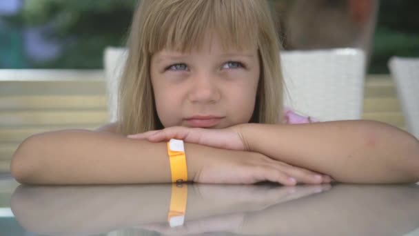 Portrait Une Fille Assise Une Table Les Mains Jointes Regardant — Video