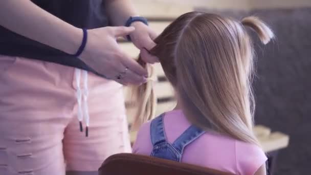 Pigtails Zijn Gevlochten Tot Een Jong Meisje Een Kapsel Bij — Stockvideo