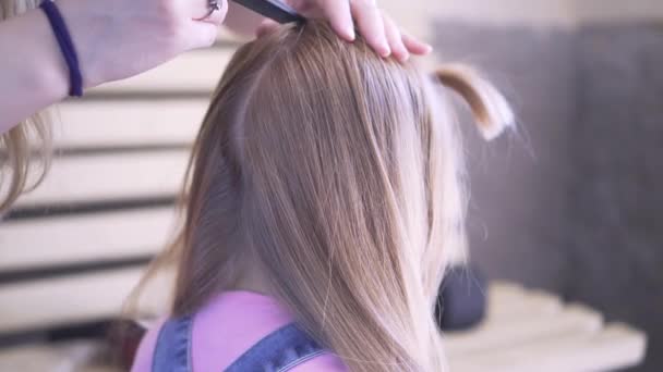 Les Nattes Sont Tressées Une Jeune Fille Faire Une Coiffure — Video