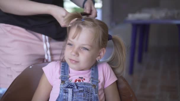 Κοτσίδες Είναι Πλεγμένη Ένα Νεαρό Κορίτσι Κάνει Ένα Χτένισμα Στο — Αρχείο Βίντεο
