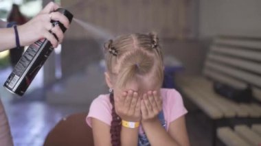 Pigtails genç bir kız örgülü vardır. Kuaförde saç modeli yapıyorum. Saçınızı şekillendirin.