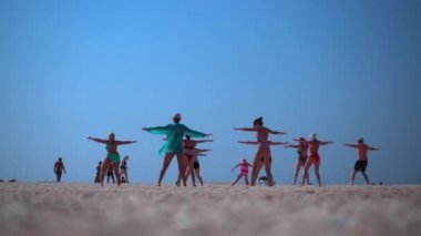 Sahilde fitness yapan bir grup insan. Aerobik. Sağlıklı yaşam tarzı, kilo kaybetme.