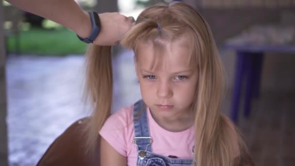 Zöpfe Werden Einem Jungen Mädchen Geflochten Beim Friseur Eine Frisur — Stockvideo