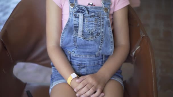 Las Coletas Están Trenzadas Con Una Chica Joven Haciendo Peinado — Vídeos de Stock