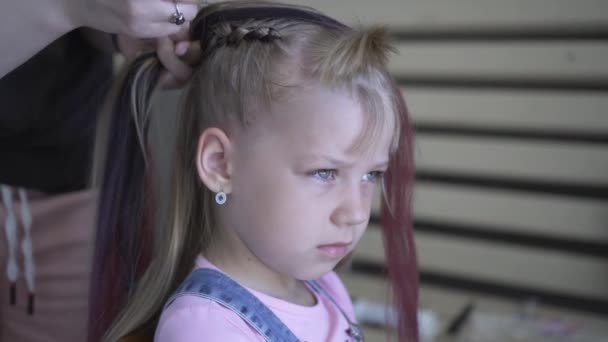 Pigtails Flätade Till Ung Flicka Gör Frisyr Frisören Styla Ditt — Stockvideo