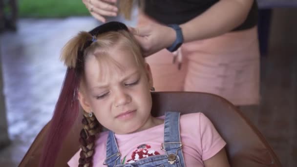 辫子编织成一个年轻女孩 在理发店做发型 造型你的头发 — 图库视频影像