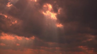 Uğursuz kan kırmızısı bulutlar ve ışınlar onları kırma.
