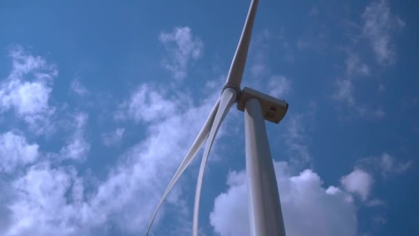 可再生能源 变能能 风力涡轮机在蓝天白云背景下产生能源 — 图库视频影像