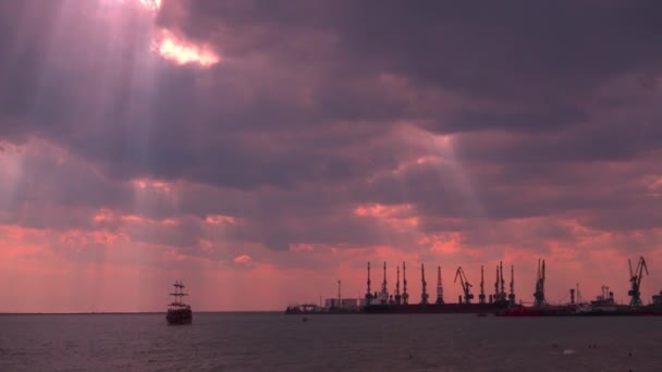 Beau Coucher Soleil Rouge Dans Port Mer Avec Des Yachts — Video