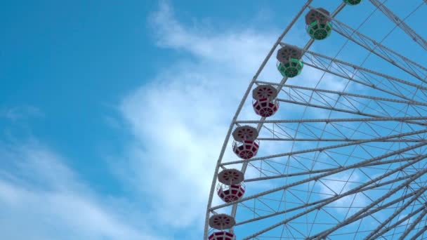 摩天轮在蓝天上通过云的背景旋转 儿童娱乐摩天轮阳光明媚的夏日 — 图库视频影像
