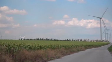 yenilenebilir enerji, alteranativnye enerji kaynakları, rüzgar türbini mavi gökyüzünde beyaz bulutların arka plan karşı enerji üretir