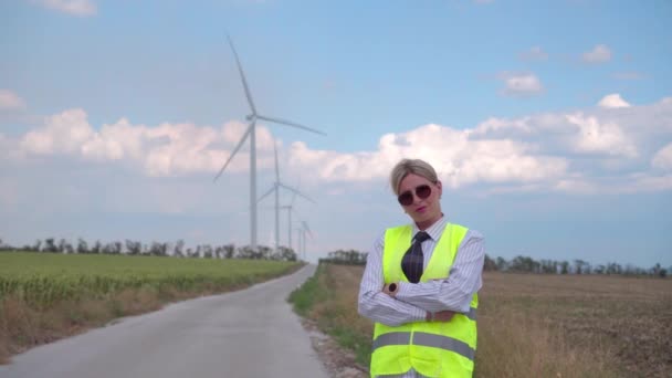 Vrouwelijke Ingenieur Een Oranje Vest Stropdas Regelt Werking Van Windgeneratoren — Stockvideo